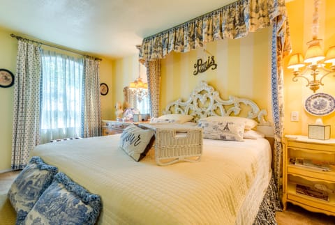 Upstairs 2 bedroom suite in carriage house with whirlpool tub & shower