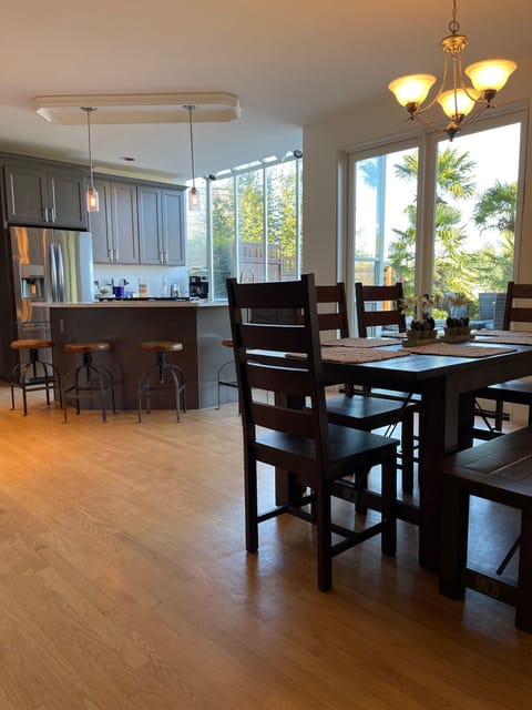 Kitchen and eating nook. Island with stainless steel gas cooktop seats four.