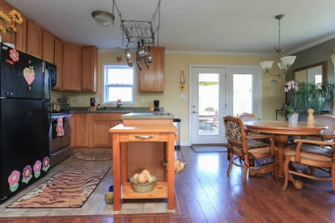 Fully stocked kitchen with tea, coffee, spices, condiments, oils, etc. With excellent well water!