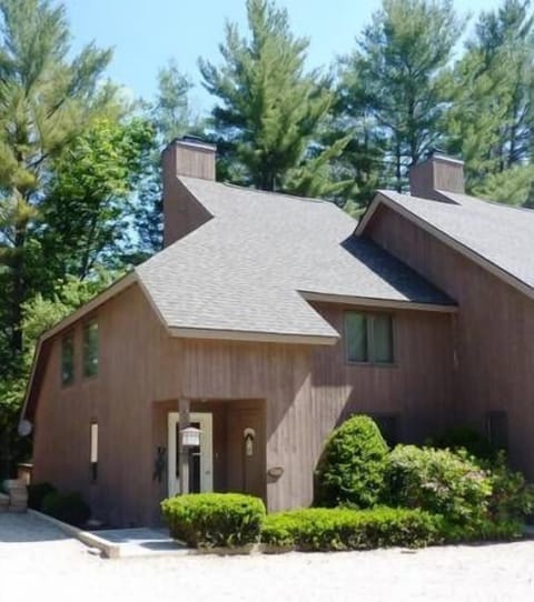 Available weekend, weekly or monthly spring or summer rental.