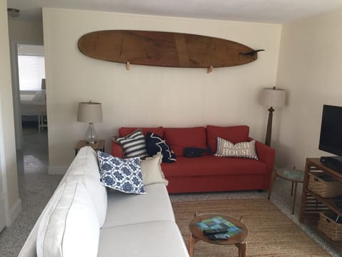 Living room w/ cable TV