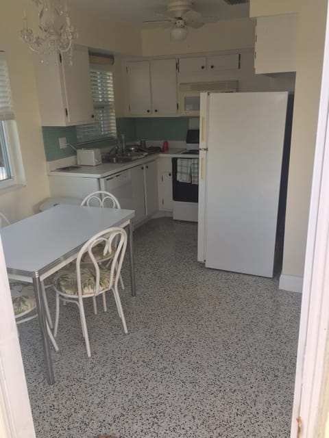Full Kitchen w/ fridge, oven, microwave, silverware