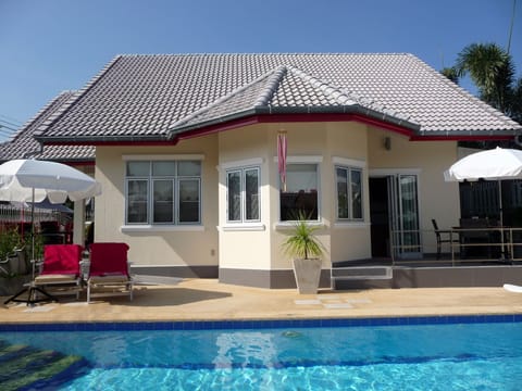 Pool Villa Si Daeng with private accessible pool and whirlpool.