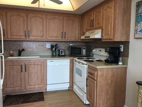 Kitchen w/ Refrigerator, Stove, Oven, Dishwasher, Microwave, Food Disposal