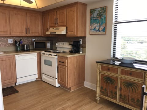Kitchen w/ Refrigerator, Stove, Oven, Dishwasher, Microwave, Food Disposal