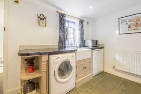 Ground floor: Utility room with butler sink