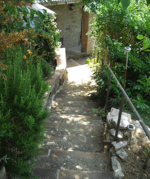 Villa La Rogaia - apartment La Mimosa - stairs to the entrance