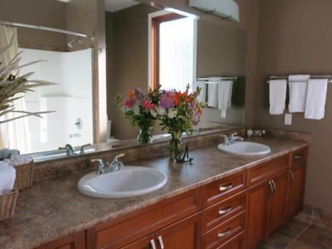 4 piece bathroom with laundry facilities
