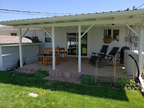Covered back patio with gas BBQ and seating