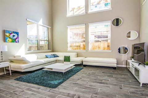 Gorgeous Home with High ceiling!