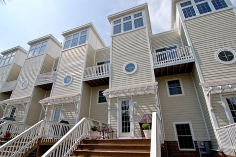Spectacular townhome with Weber Grill on the Front Deck