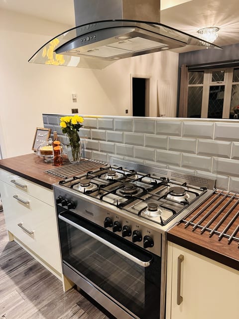 Double oven with gas stove, another integrated oven, microwave and 2 fridges xx