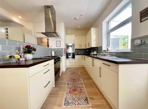 Well equipped kitchen with home from home facilities to help you cook x