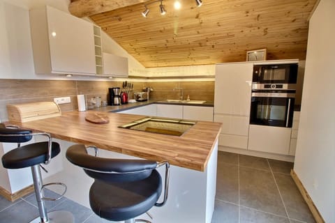 Cuisine moderne entièrement équipée avec bar