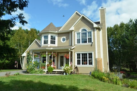 BB Saffron Tremblant, 4BR/3BA, Fits 7-9 Guests, Pet Friendly