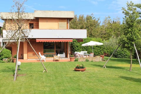 Casa con grande giardino vicino la spiaggia di Punta Ala