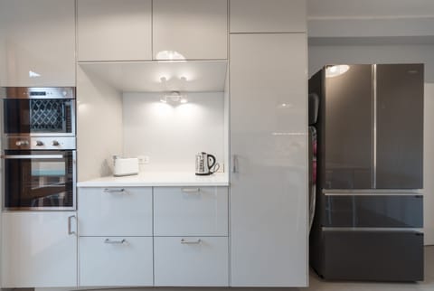 Cucina incassata con forno elettrico, forno a microonde e frigorifero