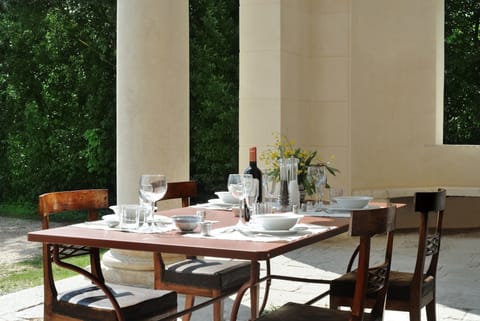 Lunch at the shadow of the colonnade