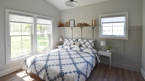 King size bed with memory foam mattress. Writing desk opposite. 