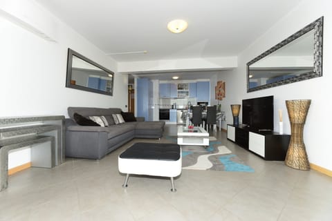 Living Room with 50" Full HD LCD TV, Blu-Ray / DVD Player and 150 cable channels