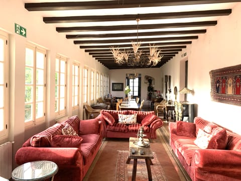 Salon sitting area