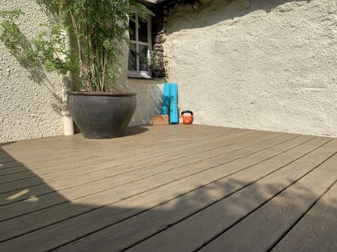 New for 2023! Equipped yoga deck that enjoys morning sunshine .. 