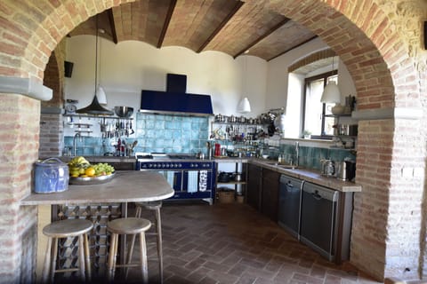 Main kitchen: twin ovens, two dishwashers, etc