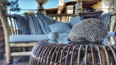 balcony (decorative detail)