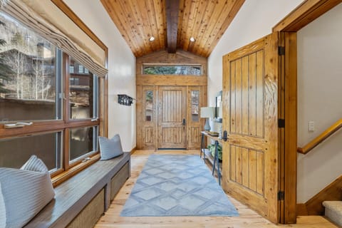 Grand Hyatt|Spacious Residence nestled in Cascade Village offers a quick and convenient shuttle ride to Grand Hyatt resort or Chair 20 House in Vail