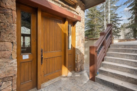 Grand Hyatt|Spacious Residence nestled in Cascade Village offers a quick and convenient shuttle ride to Grand Hyatt resort or Chair 20 House in Vail