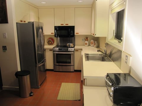 Kitchen with modern appliances, fully equipped, with window to pool and lawns