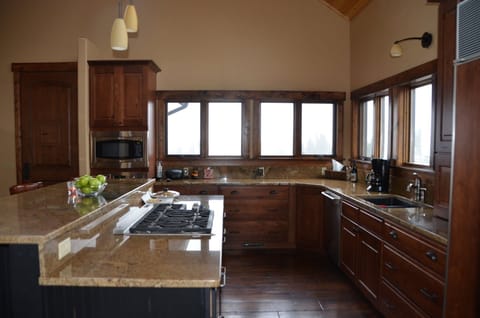 Spacious gourmet kitchen!