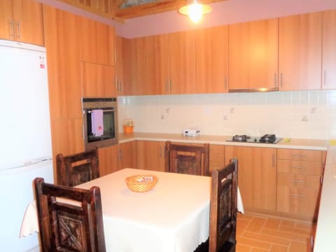 Kitchen table - Kitchen (2)