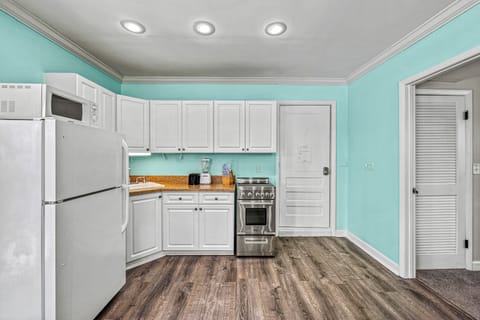 Compact and efficient with everything needed for casual meals and beach-day snacks.