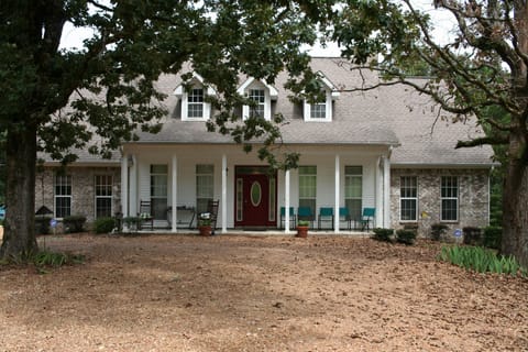 Welcome to Dot's Place By Sardis Lake!