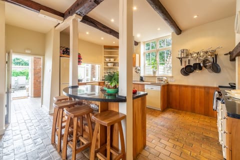 Ground floor: Kitchen with breakfast bar