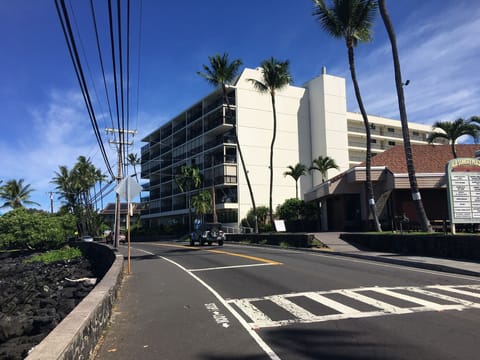 Only a few steps to restaurants and shops. 