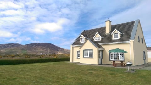 Beautiful 5 bed roomed home with fully enclosed garden, BBQ facilities..