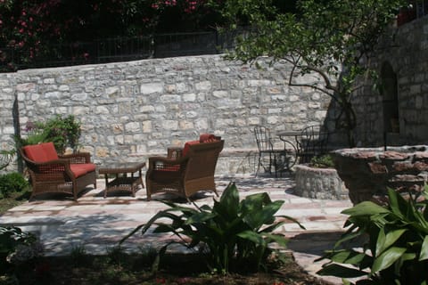 Back walled garden and fountain