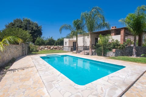 Enjoy the private pool of this estate in Alhaurín el Grande
