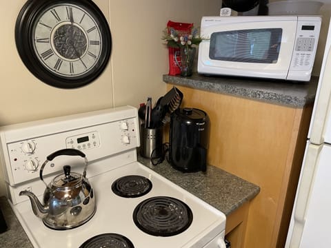 fridge, stove, microwave and airfryer