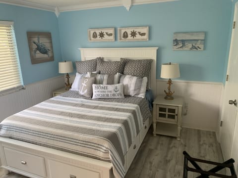 Guest room with queen size bed complete with 6 drawers for clothing