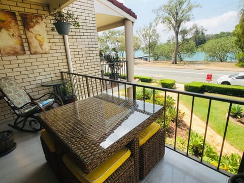 Balcony with River view -outdoor table to 4 ppl