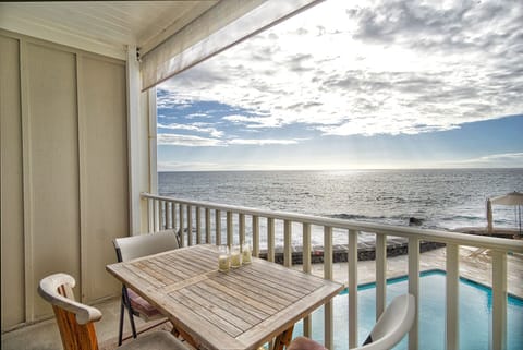 Step out onto your lanai that nearly hangs over the Pacific, offering breathtaking views of tide pools, turtles, and eels right below.