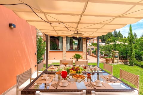 Villa Paolo - outside dining-table