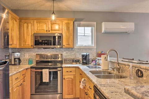 Kitchen | Fully Equipped | Keurig & Drip Coffee Maker | Dishware & Glassware