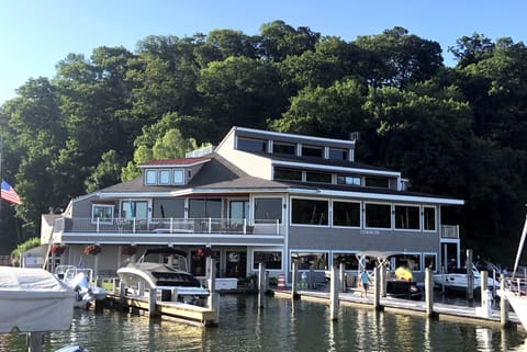 Waterfront condo in the Macatawa Bay