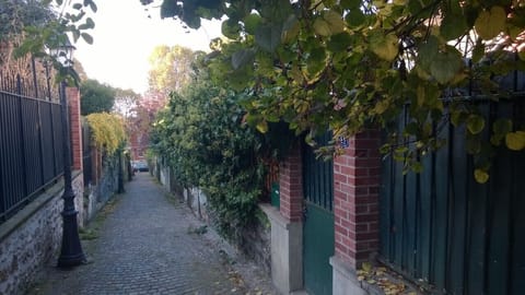 One of the numeros pedestrians narrow streets in the neigborood