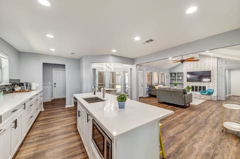Open layout floor plan, interact from the kitchen to living room, breakfast nook