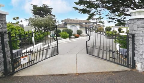 The entrance to Coastal Cliffs By The Sea in Brookings, Oregon.